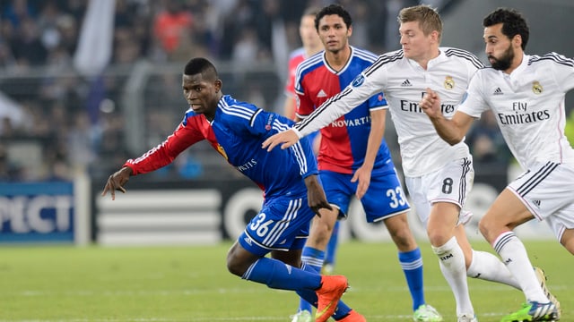 Breel Embolo entwischt Toni Kroos und Alvaro Arbeloa. Breel Embolo entwischt Toni Kroos und Alvaro Arbeloa.