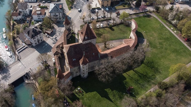 Das Schloss Nidau von oben – noch ohne die Tribühne des Openair Theaters. Das Schloss Nidau von oben – noch ohne die Tribühne des Openair Theaters.