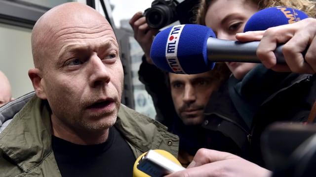 Sven Mary wird von Journalisten interviewt. Sven Mary wird von Journalisten interviewt.