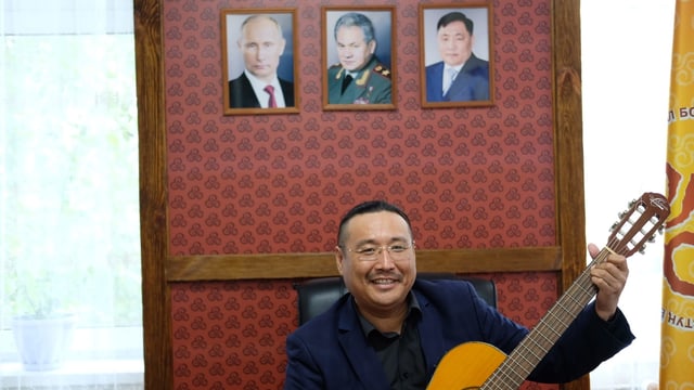 Der Leiter des tuwinschen Kulturzentrums, Igor Koschkendej, zeigt stolz seine Gitarre. Der Leiter des tuwinschen Kulturzentrums, Igor Koschkendej, zeigt stolz seine Gitarre.