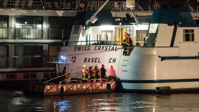 Schiff auf dem Rhein bei Duisburg Schiff auf dem Rhein bei Duisburg