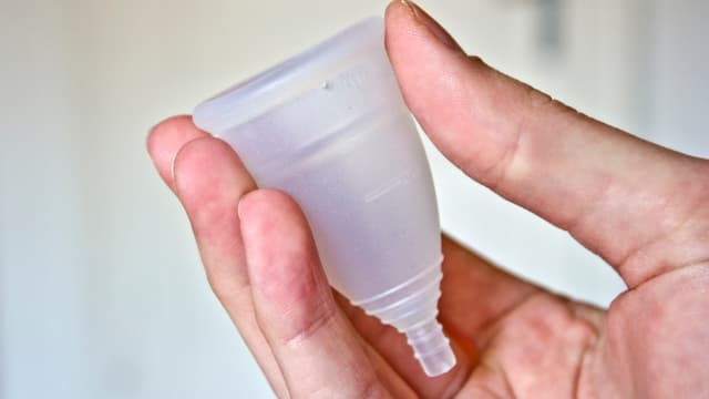 Die Mensturationstasse kostet zwischen 15-30.- und hält bis zu 10 Jahre. Die Mensturationstasse kostet zwischen 15-30.- und hält bis zu 10 Jahre.