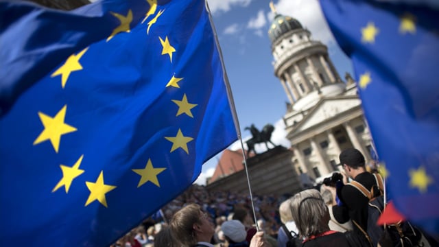 Symbolbild: EU-Flaggen und Menschen, aufgenommen auf dem Berliner Gendarmenmarkt. Symbolbild: EU-Flaggen und Menschen, aufgenommen auf dem Berliner Gendarmenmarkt.
