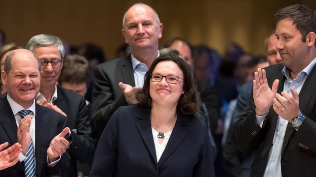 Nahles umringt von klatschenden Parteikollegen. Nahles umringt von klatschenden Parteikollegen.