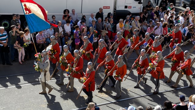 Die Gesellschaft zur Constaffel auf dem Zug zum Feuer am Limmatquai. Die Gesellschaft zur Constaffel auf dem Zug zum Feuer am Limmatquai.