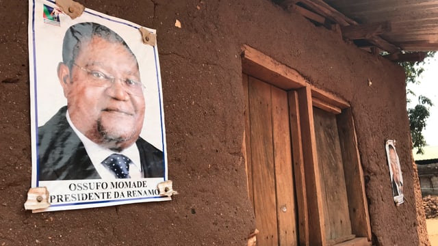 Gebäude mit einem Wahlplakat. Gebäude mit einem Wahlplakat.