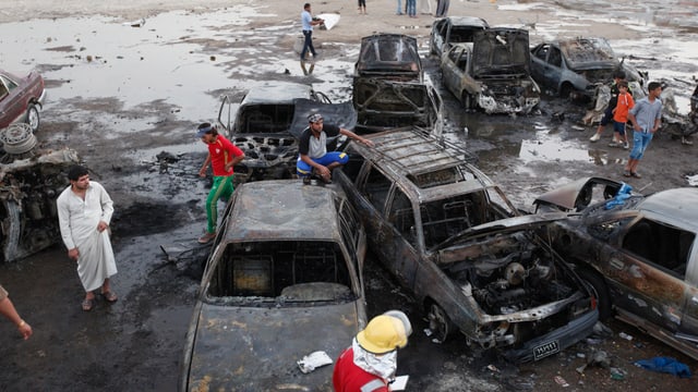 Ausgebrannte Autos nach Bombenanschlägen. Ausgebrannte Autos nach Bombenanschlägen.