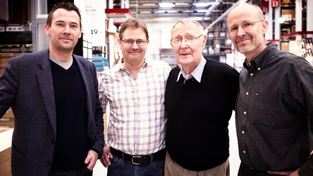 Ingvar Kamprad mit seinen Söhnen Jonas, Mathias und Peter. Ingvar Kamprad mit seinen Söhnen Jonas, Mathias und Peter.