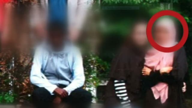 Unkenntlich gemachtes Klassenfoto, roter Kreis um die Frau aus Nidau. Unkenntlich gemachtes Klassenfoto, roter Kreis um die Frau aus Nidau.