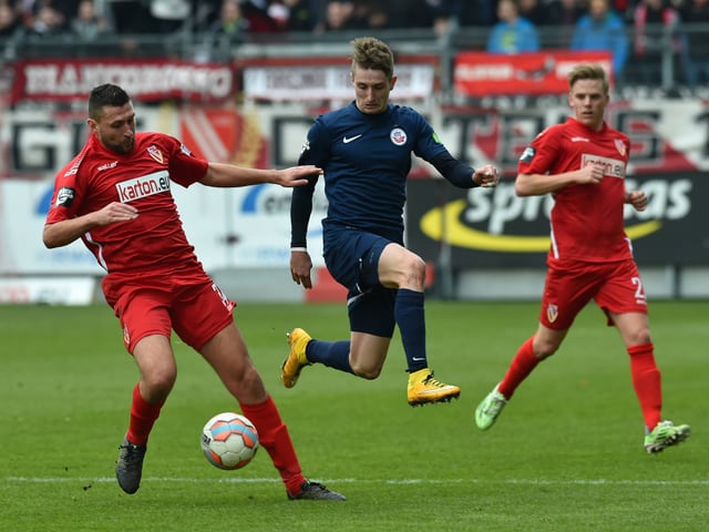 Andrist im Duell mit zwei Gegenspielern.