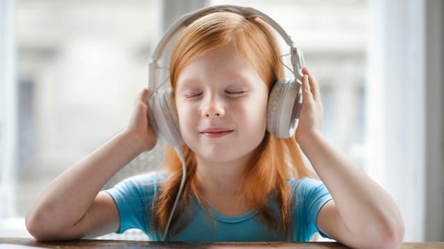 Mädchen mit Kopfhörern am Podcast hören Mädchen mit Kopfhörern am Podcast hören