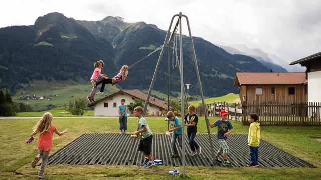 Kinder auf Spielplatz Kinder auf Spielplatz