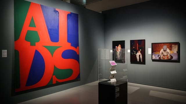 Ein Ausstellungsraum mit Bilder an der Wand. Ein Ausstellungsraum mit Bilder an der Wand.