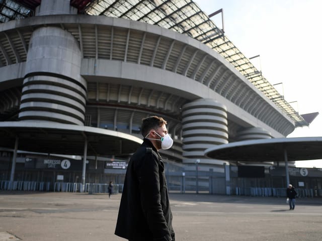 Ein Fan vor dem San Siro. Ein Fan vor dem San Siro.