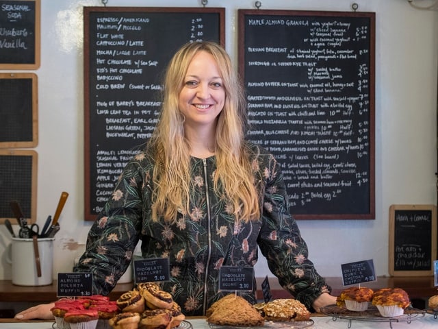 Frau in der Bäckerei hinter Süssigkeiten. Frau in der Bäckerei hinter Süssigkeiten.