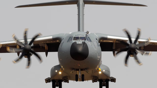 Ein Militärtransporter A400M im Landeanflug von vorne fotografiert Ein Militärtransporter A400M im Landeanflug von vorne fotografiert
