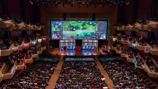 Grosse Halle mit Screens Grosse Halle mit Screens