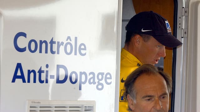 Lance Armstrong verlässt eine Dopingkontrolle. Lance Armstrong verlässt eine Dopingkontrolle.