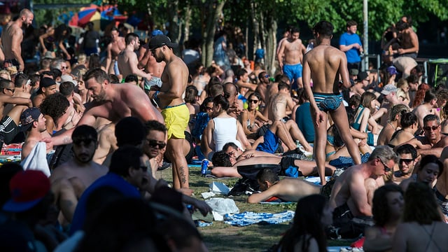 Menschen dicht gedrängt in der Badi Oberer Letten in Zürich Menschen dicht gedrängt in der Badi Oberer Letten in Zürich