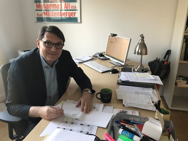 Der Autor Christoph Bartmann an seinem Schreibtisch. Der Autor Christoph Bartmann an seinem Schreibtisch.
