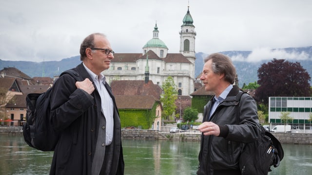Hansueli Probst gestikuliert im Gespräch mit Felix Schneider. Im Hintergrund der Solothurner Dom und die Aare. Hansueli Probst gestikuliert im Gespräch mit Felix Schneider. Im Hintergrund der Solothurner Dom und die Aare.