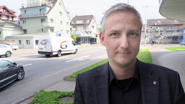 Porträt von Hans Peter Bienz am Strassenrand in Ebikon. Porträt von Hans Peter Bienz am Strassenrand in Ebikon.
