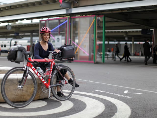 Bettina posiert mit ihrem Velo.
