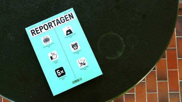 Ein Reportagen Heft liegt auf einem fleckigen Gartentisch. Ein Reportagen Heft liegt auf einem fleckigen Gartentisch.