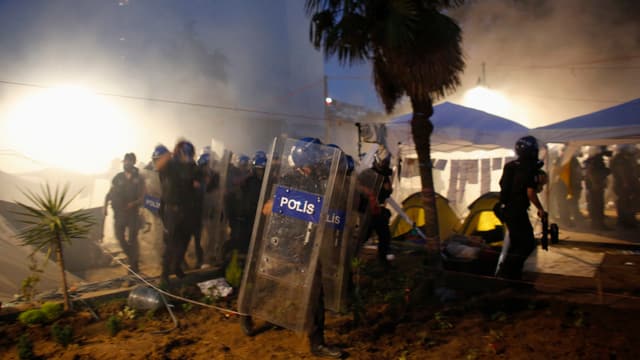 Polizisten im Tränengasnebel bei Nacht. Polizisten im Tränengasnebel bei Nacht.