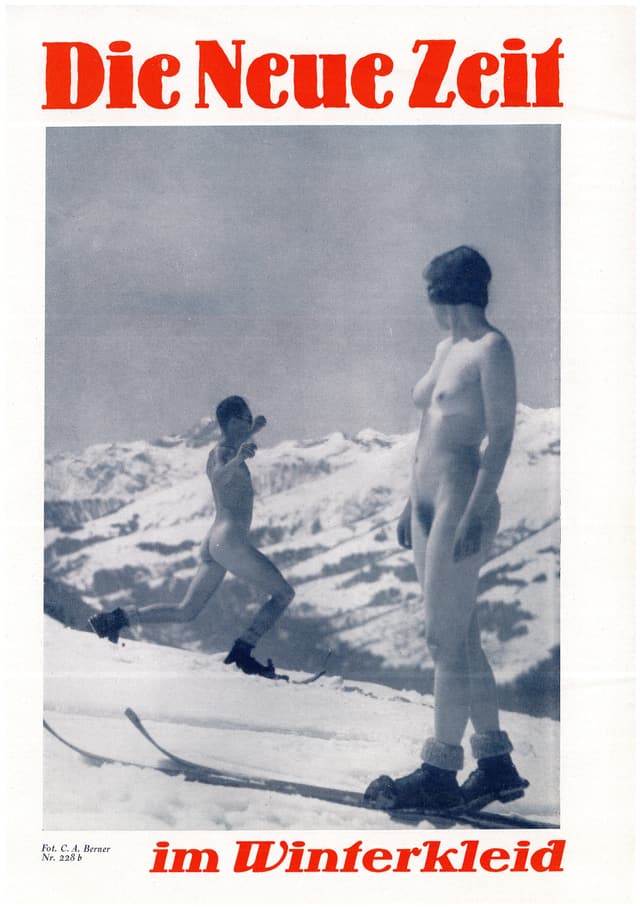 Zwei nackte Menschen im Schnee auf Skiern. Zwei nackte Menschen im Schnee auf Skiern.