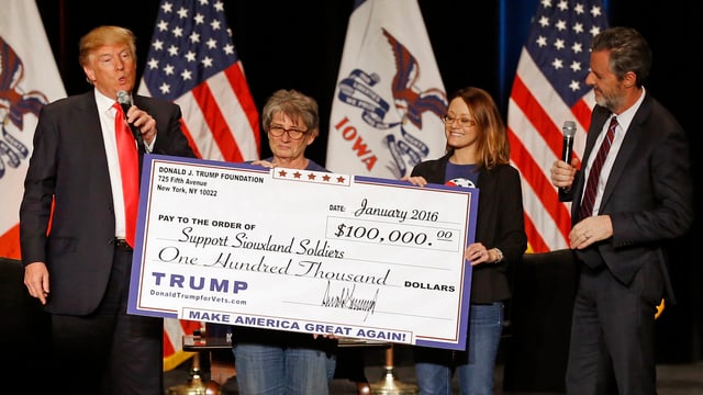 Trump mit Mikrofon Trump mit Mikrofon