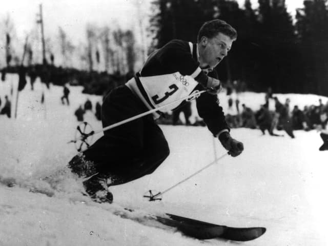 Stein Eriksen fährt Ski auf einer schwarz-weiss Aufnahme. Stein Eriksen fährt Ski auf einer schwarz-weiss Aufnahme.