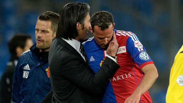 Basel-Captain Marco Streller musste wegen einer Muskelverletzung bereits nach wenigen Minuten ausgewechselt werden. Basel-Captain Marco Streller musste wegen einer Muskelverletzung bereits nach wenigen Minuten ausgewechselt werden.
