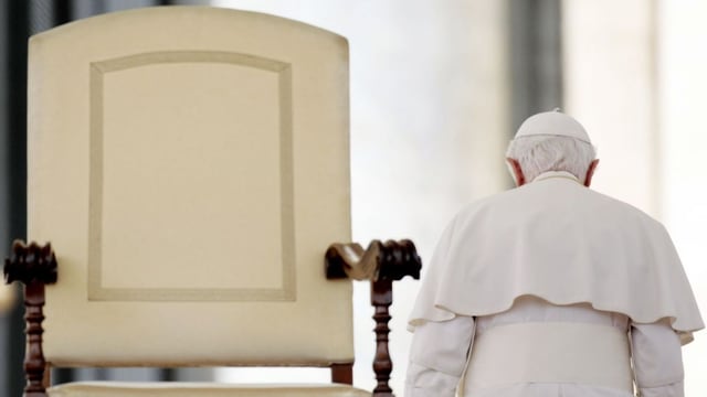 Papst beim Weggehen. Papst beim Weggehen.