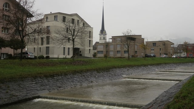 Blick auf das Ufer der Kleinen Schliere, Wohnhäusern in Alpnach im Hintergrund. Blick auf das Ufer der Kleinen Schliere, Wohnhäusern in Alpnach im Hintergrund.