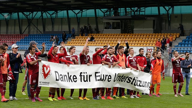Die Vaduzer Spieler bedanken sich mit einem Transparent bei ihren Fans. Die Vaduzer Spieler bedanken sich mit einem Transparent bei ihren Fans.