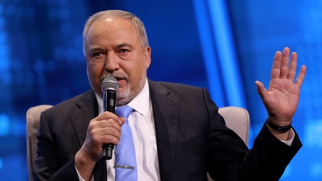 Avigdor Lieberman während einer Ansprache. Avigdor Lieberman während einer Ansprache.