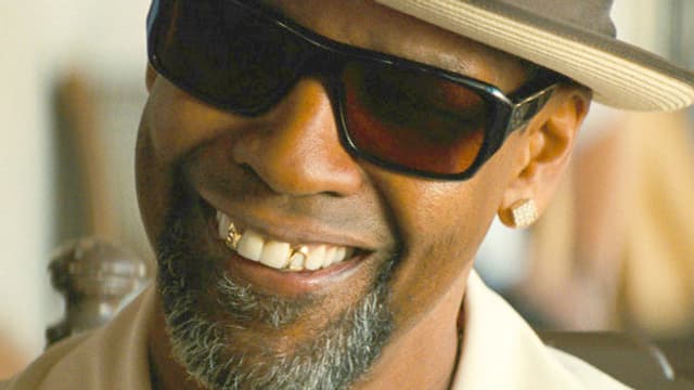 Denzel Washington lässt seine Goldzähne blitzen. Denzel Washington lässt seine Goldzähne blitzen.