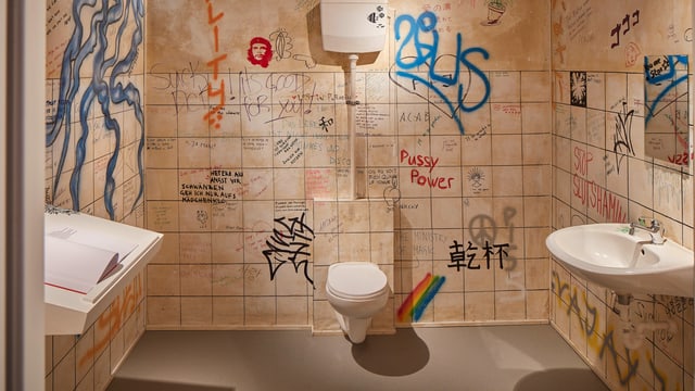 Ein nachgebautes WC mit Wandkritzeleien.