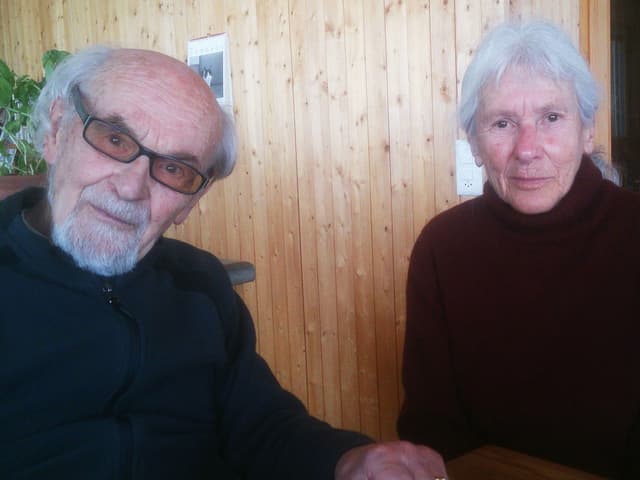 Niklaus und Heidi Erb vor einer Wand aus Holz. Niklaus und Heidi Erb vor einer Wand aus Holz.