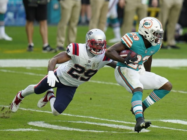 New Englands Justin Bethel (l.) versucht Miamis Noah Igbinoghene zu stoppen. New Englands Justin Bethel (l.) versucht Miamis Noah Igbinoghene zu stoppen.