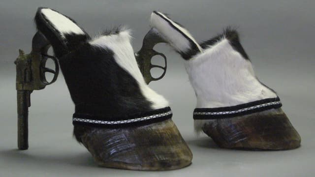 Schuhe aus Kuhfell und Pistolen Schuhe aus Kuhfell und Pistolen