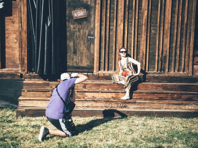 Mann fotografiert posierende Frau.