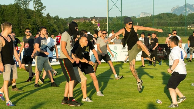 Junge Männer prügelns ich auf Fussballfeld. Junge Männer prügelns ich auf Fussballfeld.