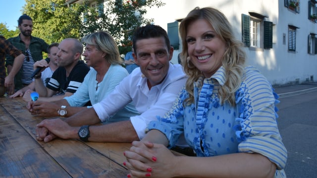 Isabella Schmid, Roman Kilchsperger und weitere am Tisch.