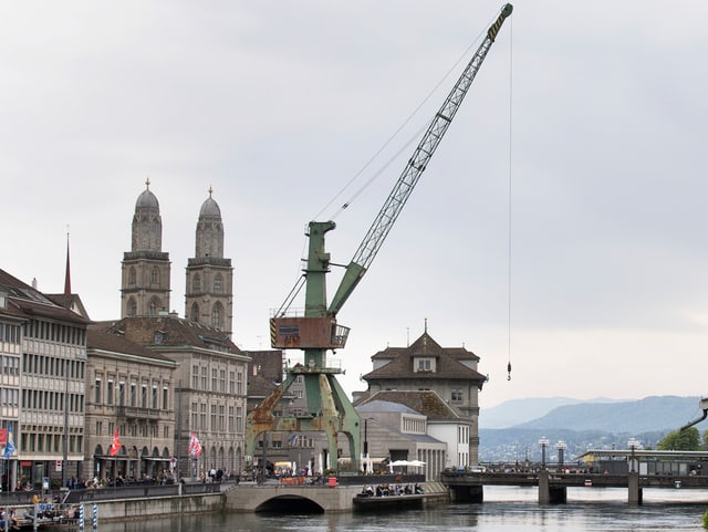 Der Hafenkran am Zürcher Limmatquai Der Hafenkran am Zürcher Limmatquai