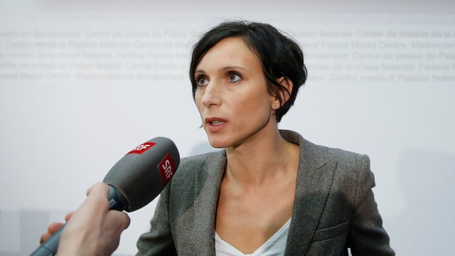 Eine Frau spricht in ein SRF-Mikrofon. Eine Frau spricht in ein SRF-Mikrofon.