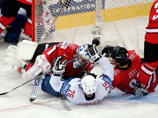 An der Heim-WM 2009 in Bern und Zürich spielt Roman Josi erstmals für die A-Nati.