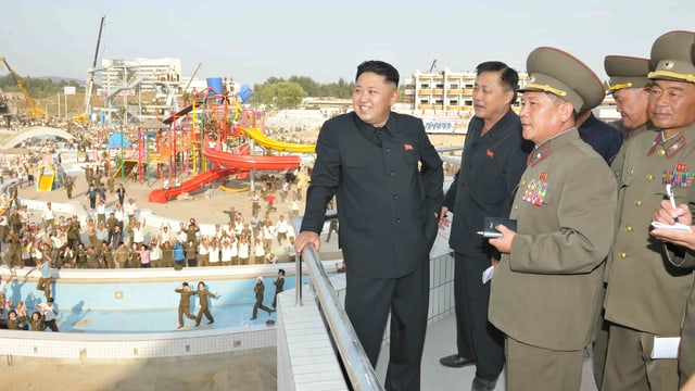 Kim Jong-Un mit Militärs während der Besichtigung des Wasserparks. Kim Jong-Un mit Militärs während der Besichtigung des Wasserparks.