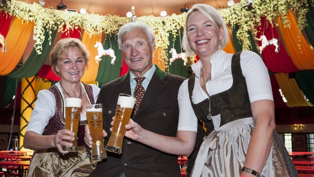 Prinz Luitpold und zwei Wirtinnen stossen mit Weissbier an. Prinz Luitpold und zwei Wirtinnen stossen mit Weissbier an.